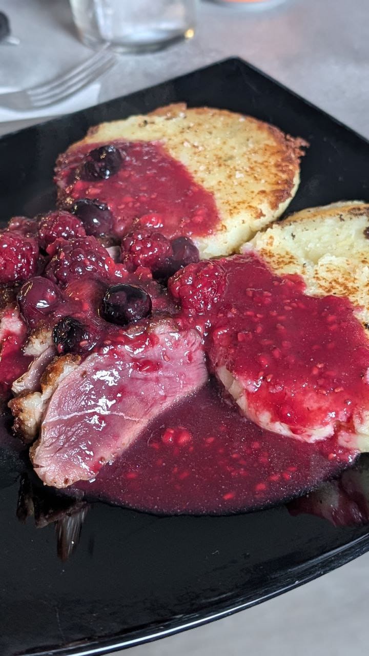 Magret de pato con frutos rojos